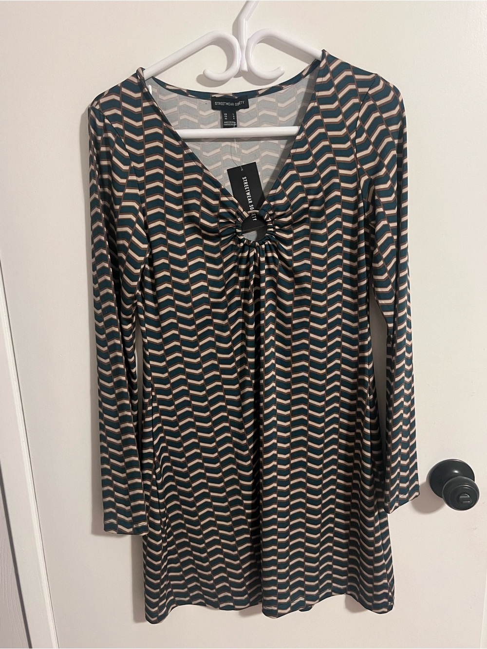 Long Sleeve Retro Pattern O-Ring Dress – NWT ❤️
